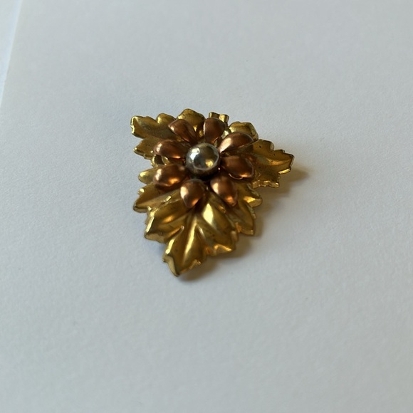 VINTAGE🗝️ Gold Tone Flower and Leaf Scarf/Dress Clip - Picture 3 of 6